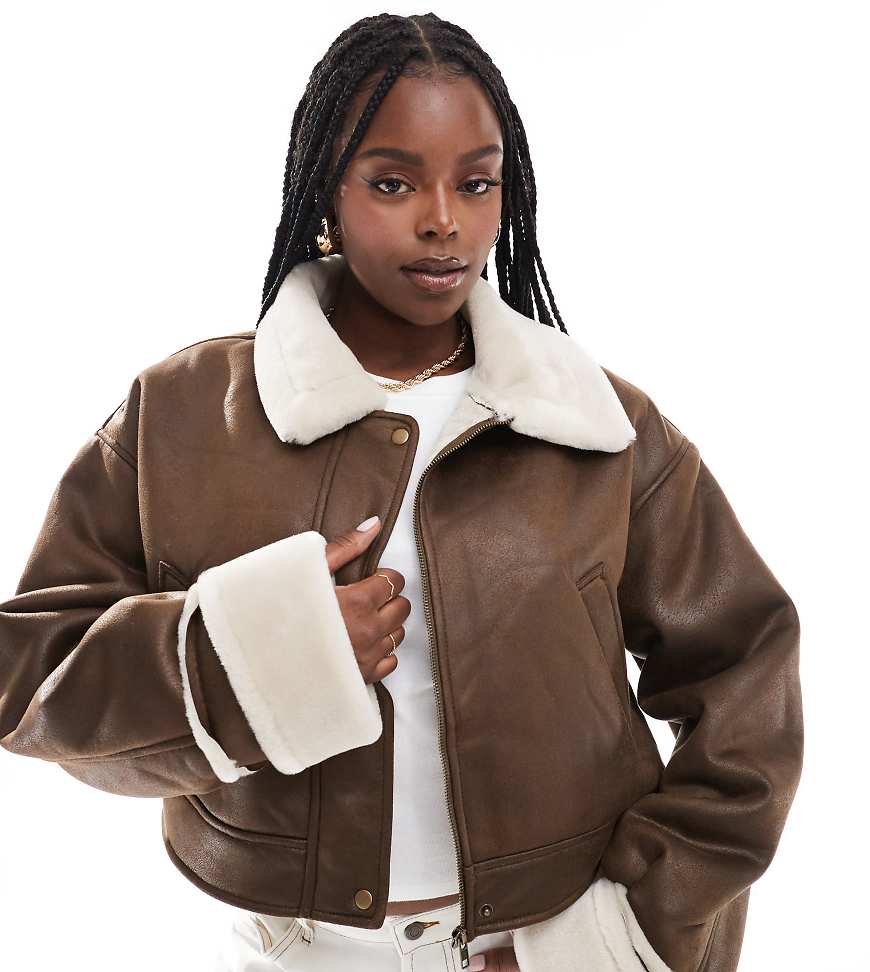 ASOS DESIGN Curve - Jacke in Lammfelloptik in Haselnussbraun mit Reverskragen ASOS DESIGN Curve - Jacke in Lammfelloptik in Haselnussbraun mit Reverskragen von ASOS Curve