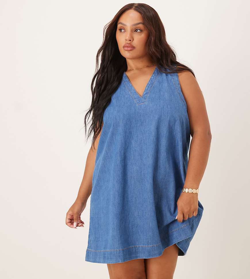 ASOS DESIGN Curve - Jeans-Etuikleid in Mittelblau mit V-Ausschnitt von ASOS Curve