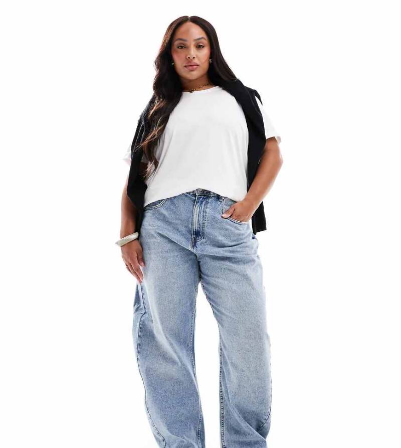 ASOS DESIGN Curve - Jeans in Hellblau mit abgerundetem Beinschnitt von ASOS Curve