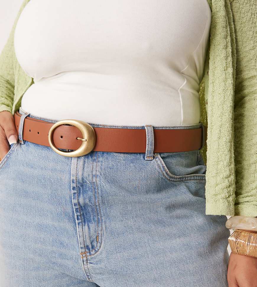 ASOS DESIGN Curve - Jeans in Hellbraun mit Gürtel mit ovaler Schnalle ASOS DESIGN Curve - Jeans in Hellbraun mit Gürtel mit ovaler Schnalle von ASOS Curve