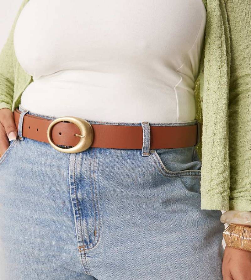 ASOS DESIGN Curve - Jeans in Hellbraun mit Gürtel mit ovaler Schnalle von ASOS Curve