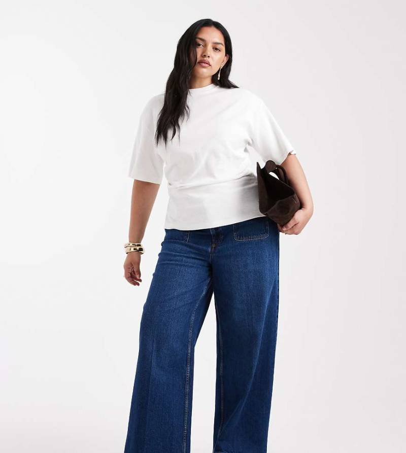 ASOS DESIGN Curve - Jeans in dunkler Waschung mit hohem Bund, weitem Bein und Vordertaschen-Blau von ASOS Curve