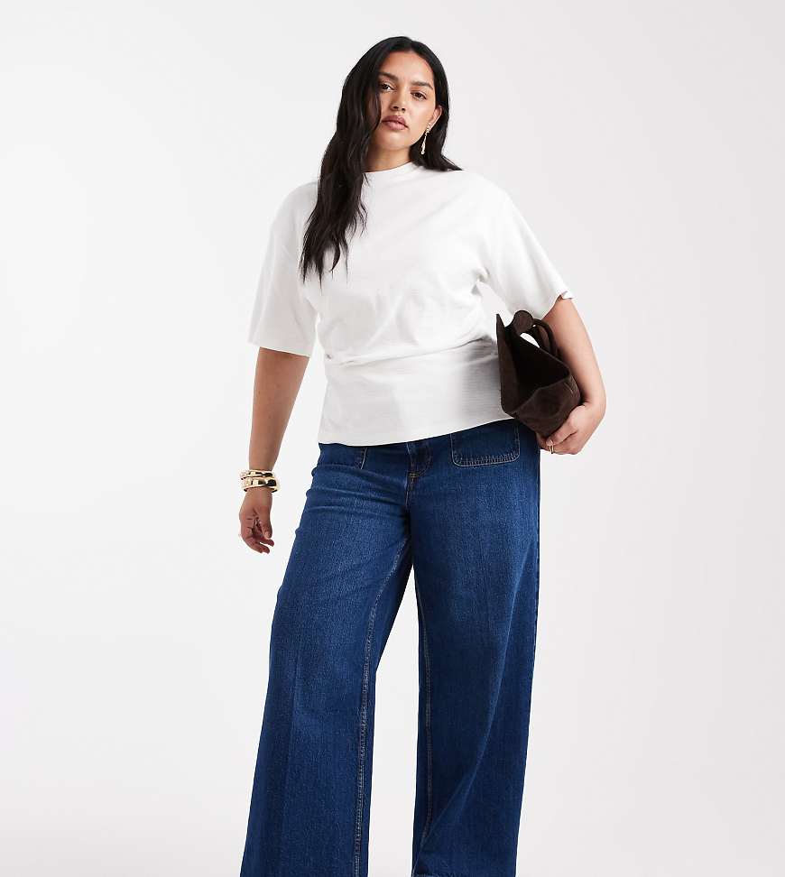 ASOS DESIGN Curve - Jeans in dunkler Waschung mit hohem Bund, weitem Bein und Vordertaschen-Blau von ASOS Curve