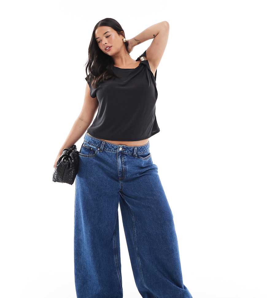 ASOS DESIGN Curve - Jeans in mittelblauer Waschung mit weitem Bein und hohem Bund von ASOS Curve