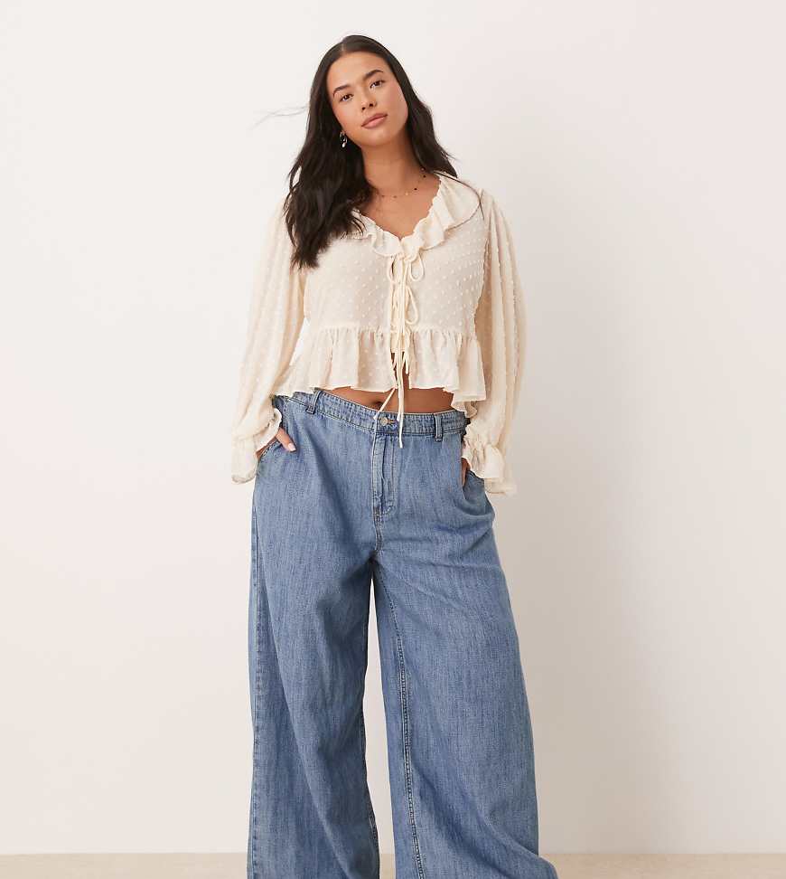 ASOS DESIGN Curve - Jeans mit Leinenanteil in hellem Mittelblau mit weitem Bein ASOS DESIGN Curve - Jeans mit Leinenanteil in hellem Mittelblau mit weitem Bein von ASOS Curve