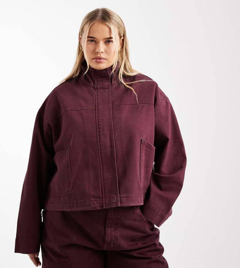 ASOS DESIGN Curve - Jeansjacke in Burgunderrot mit Stehkragen, Kombiteil von ASOS Curve