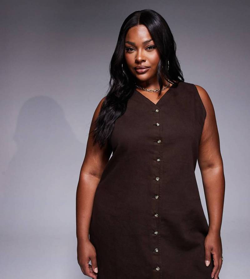ASOS DESIGN Curve - Jeanskleid in Ecru mit V-Ausschnitt und durchgehender Knopfleiste-Braun von ASOS Curve