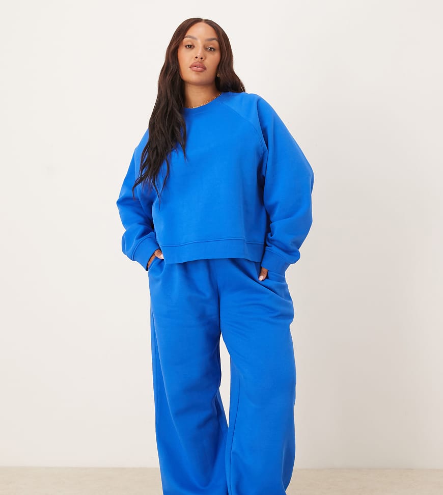 ASOS DESIGN Curve - Jogginghose in Blau mit weicher Innenseite und weitem Bein ASOS DESIGN Curve - Jogginghose in Blau mit weicher Innenseite und weitem Bein von ASOS Curve
