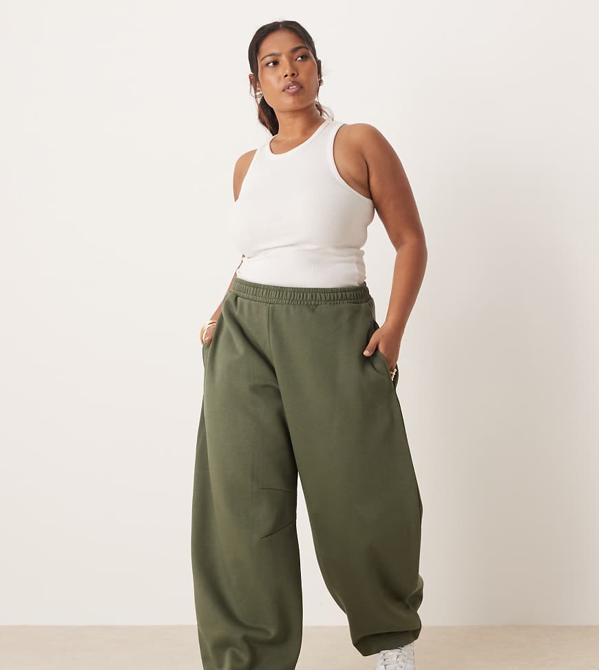 ASOS DESIGN Curve - Jogginghose in Khaki mit angerauter Rückseite und abgerundetem Beinschnitt, Kombiteil-Grün von ASOS Curve