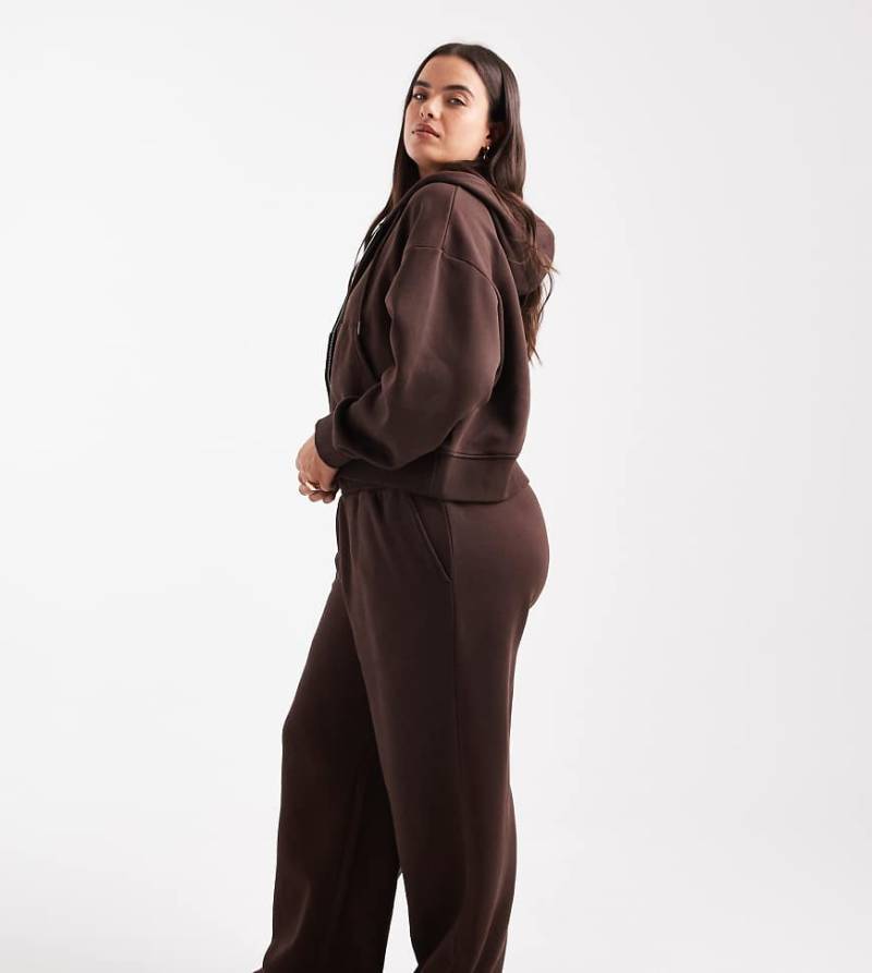 ASOS DESIGN Curve - Jogginghose in Schokobraun mit aufgerauter Innenseite und weitem Bein-Brown ASOS DESIGN Curve - Jogginghose in Schokobraun mit aufgerauter Innenseite und weitem Bein-Brown von ASOS Curve
