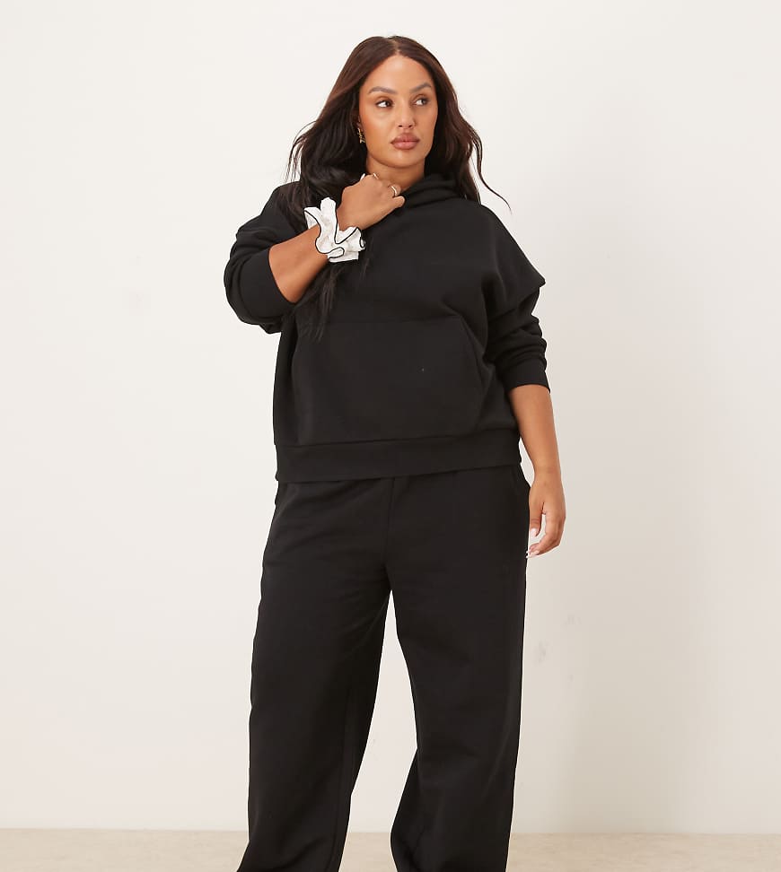ASOS DESIGN Curve - Jogginghose in Schwarz mit weicher Innenseite und weitem Bein ASOS DESIGN Curve - Jogginghose in Schwarz mit weicher Innenseite und weitem Bein von ASOS Curve