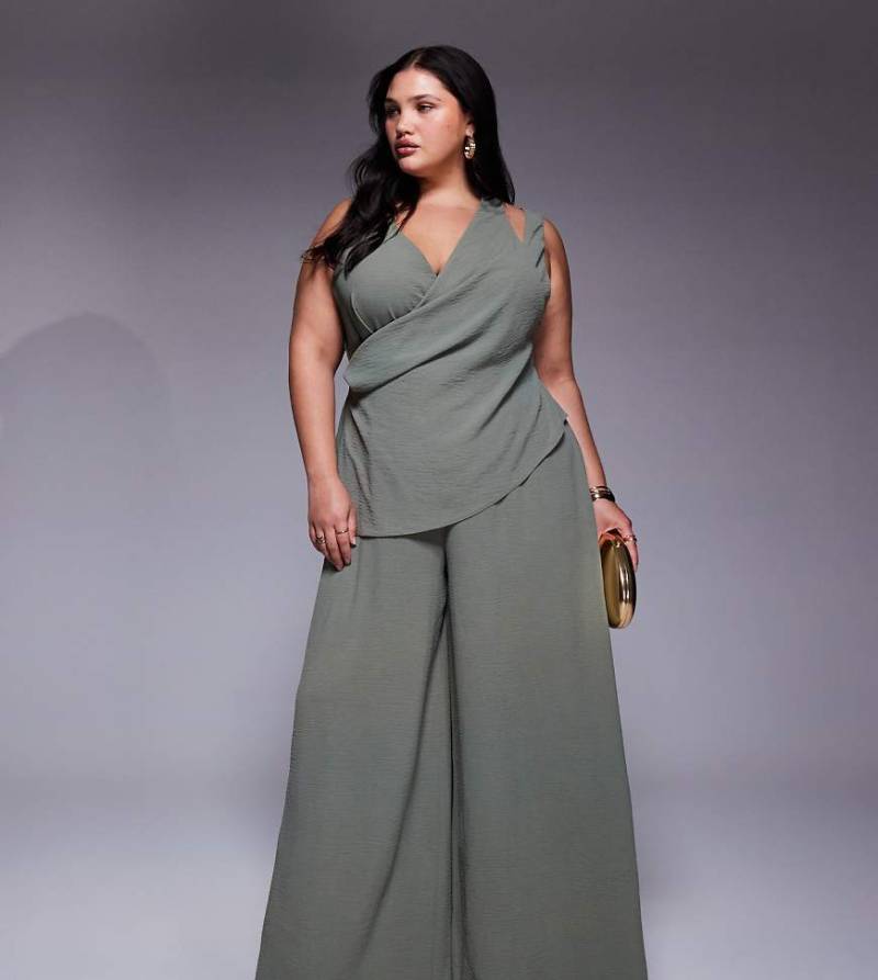ASOS DESIGN Curve - Jumpsuit in Olivgrün mit zweifachen Trägern, tiefem Ausschnitt und weitem Bein von ASOS Curve