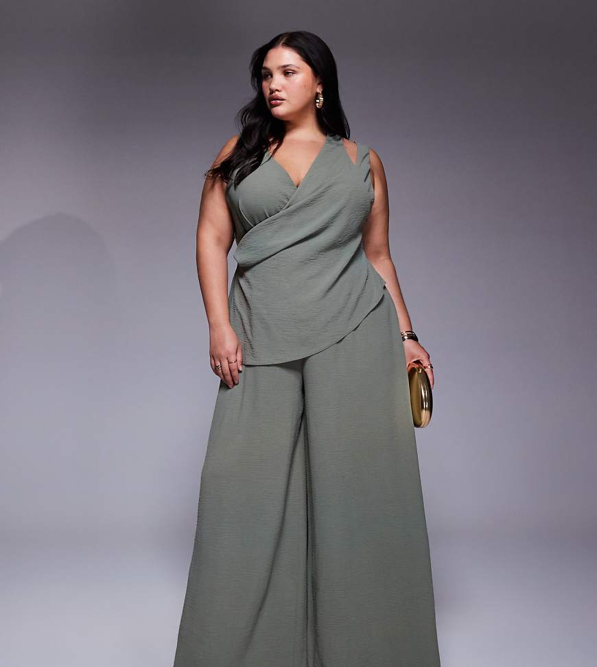 ASOS DESIGN Curve - Jumpsuit in Olivgrün mit zweifachen Trägern, tiefem Ausschnitt und weitem Bein von ASOS Curve