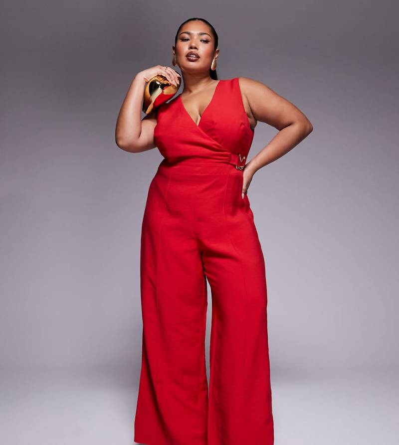ASOS DESIGN Curve - Jumpsuit in Rot mit Wickeldesign vorne, Zierausschnitt und Schnallendetail von ASOS Curve