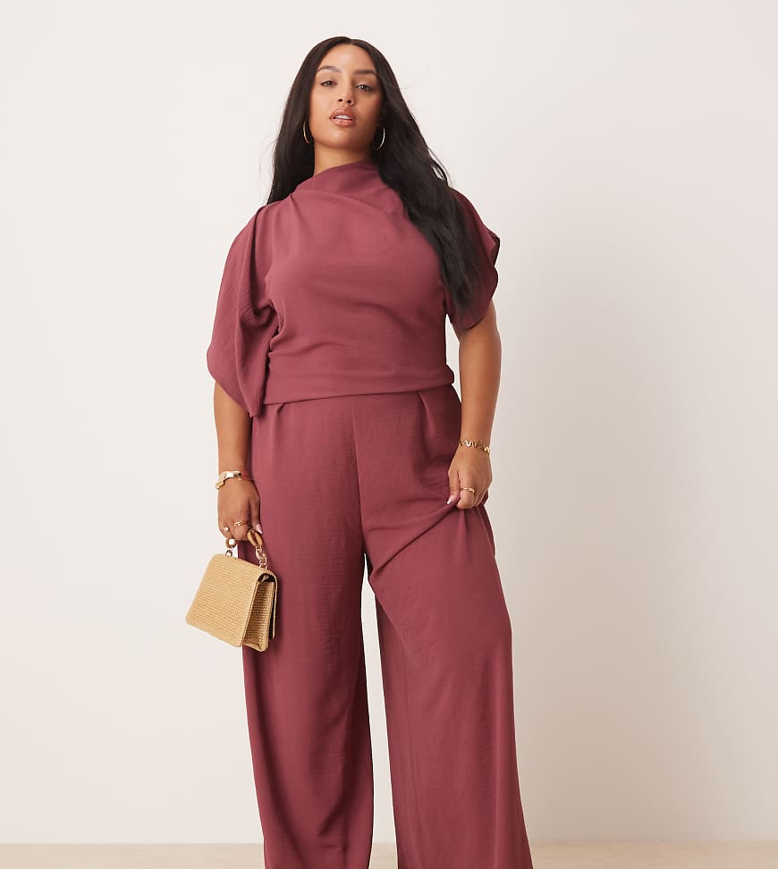 ASOS DESIGN Curve - Jumpsuit in verwaschenem Burgunderrot mit asymmetrisch drapiertem Ausschnitt-Braun von ASOS Curve