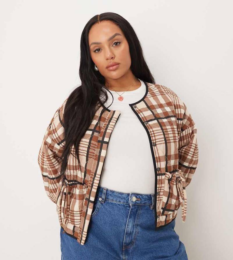 ASOS DESIGN Curve - Karierte Steppjacke in Rosa und Neutral mit Schleifenverzierung an der Tasche-Bunt von ASOS Curve