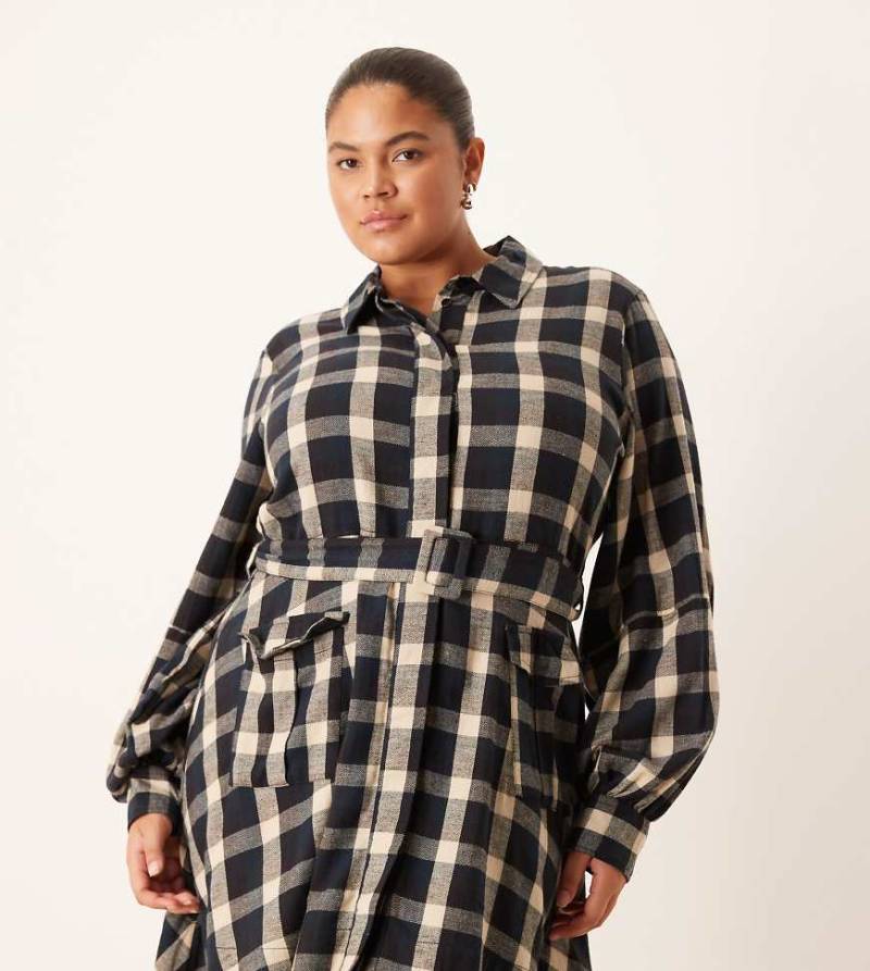 ASOS DESIGN Curve - Kariertes Mini-Hemdblusenkleid in Schwarz und Hellbraun mit Gürtel-Bunt von ASOS Curve
