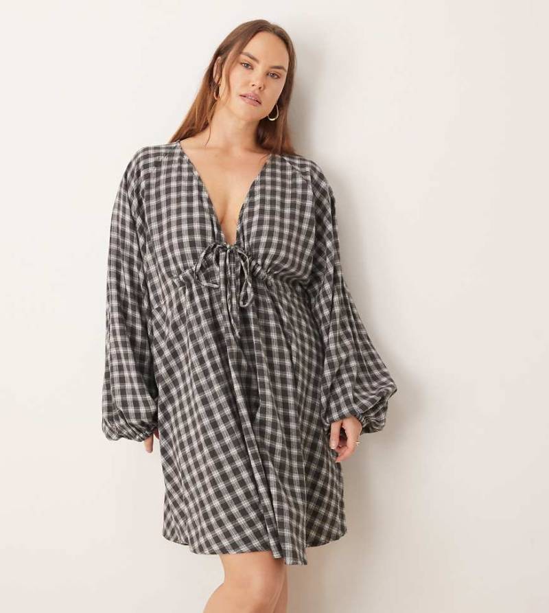 ASOS DESIGN Curve - Kariertes Minikleid in Grau mit V-Ausschnitt, weiten Ärmeln und Bindedetail am Dekolletee-Bunt von ASOS Curve