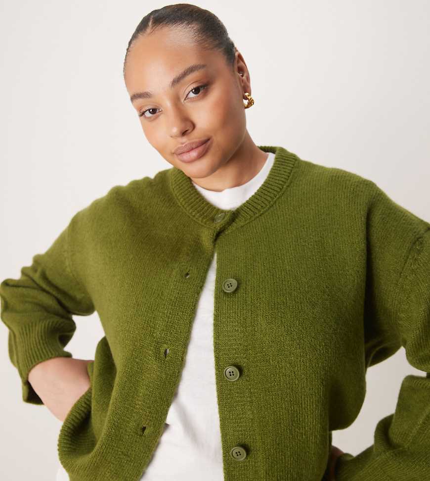 ASOS DESIGN Curve - Kastige Strickjacke in Olivgrün mit Rundhalsausschnitt und seitlichem Schlitz ASOS DESIGN Curve - Kastige Strickjacke in Olivgrün mit Rundhalsausschnitt und seitlichem Schlitz von ASOS Curve