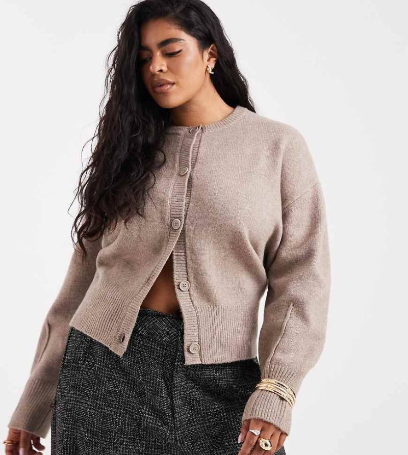 ASOS DESIGN Curve - Kastige Strickjacke in Pilzbraun mit Rundhalsausschnitt und seitlichem Schlitz-Neutral von ASOS Curve