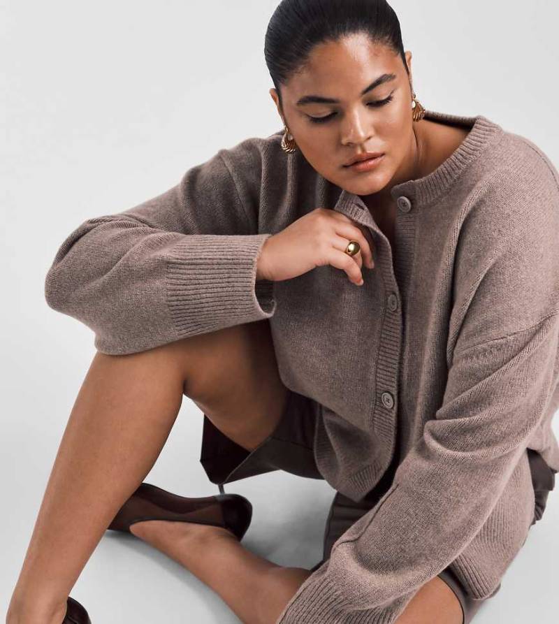 ASOS DESIGN Curve - Kastige Strickjacke in Pilzbraun mit Rundhalsausschnitt und seitlichem Schlitz-Neutral von ASOS Curve