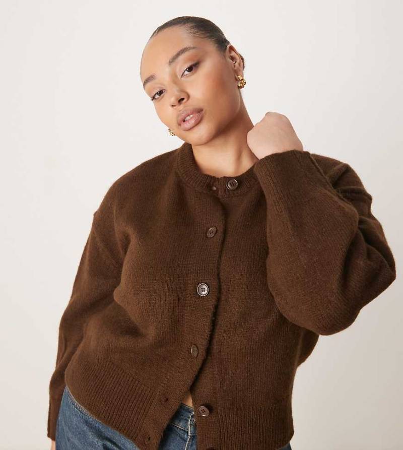 ASOS DESIGN Curve - Kastige Strickjacke in Schokobraun mit Rundhalsausschnitt und seitlichem Schlitz-Brown von ASOS Curve