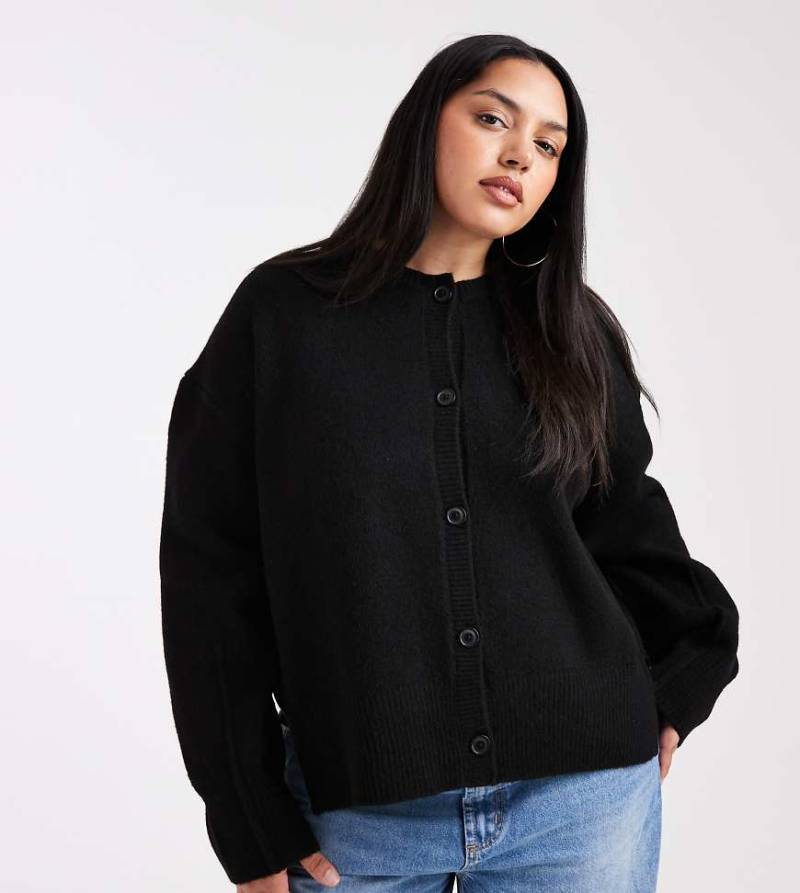 ASOS DESIGN Curve - Kastige Strickjacke mit Rundhalsausschnitt und seitlichem Schlitz in Schwarz von ASOS Curve