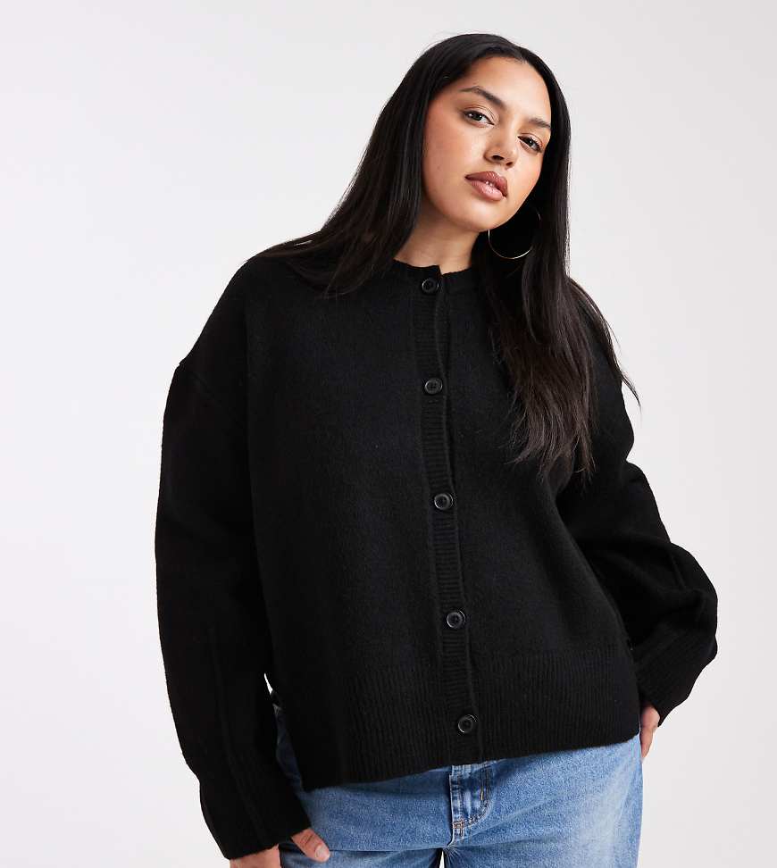 ASOS DESIGN Curve - Kastige Strickjacke mit Rundhalsausschnitt und seitlichem Schlitz in Schwarz ASOS DESIGN Curve - Kastige Strickjacke mit Rundhalsausschnitt und seitlichem Schlitz in Schwarz von ASOS Curve