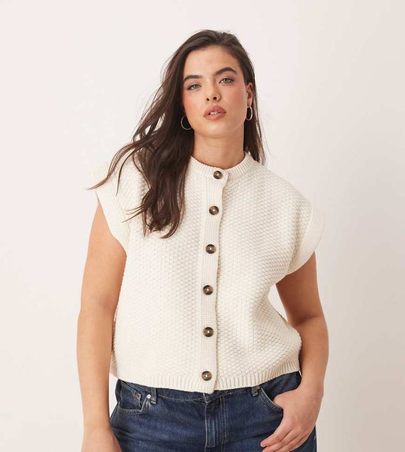 ASOS DESIGN Curve - Kastige Strickweste in Cremeweiß mit Knopfdetail und Struktur von ASOS Curve