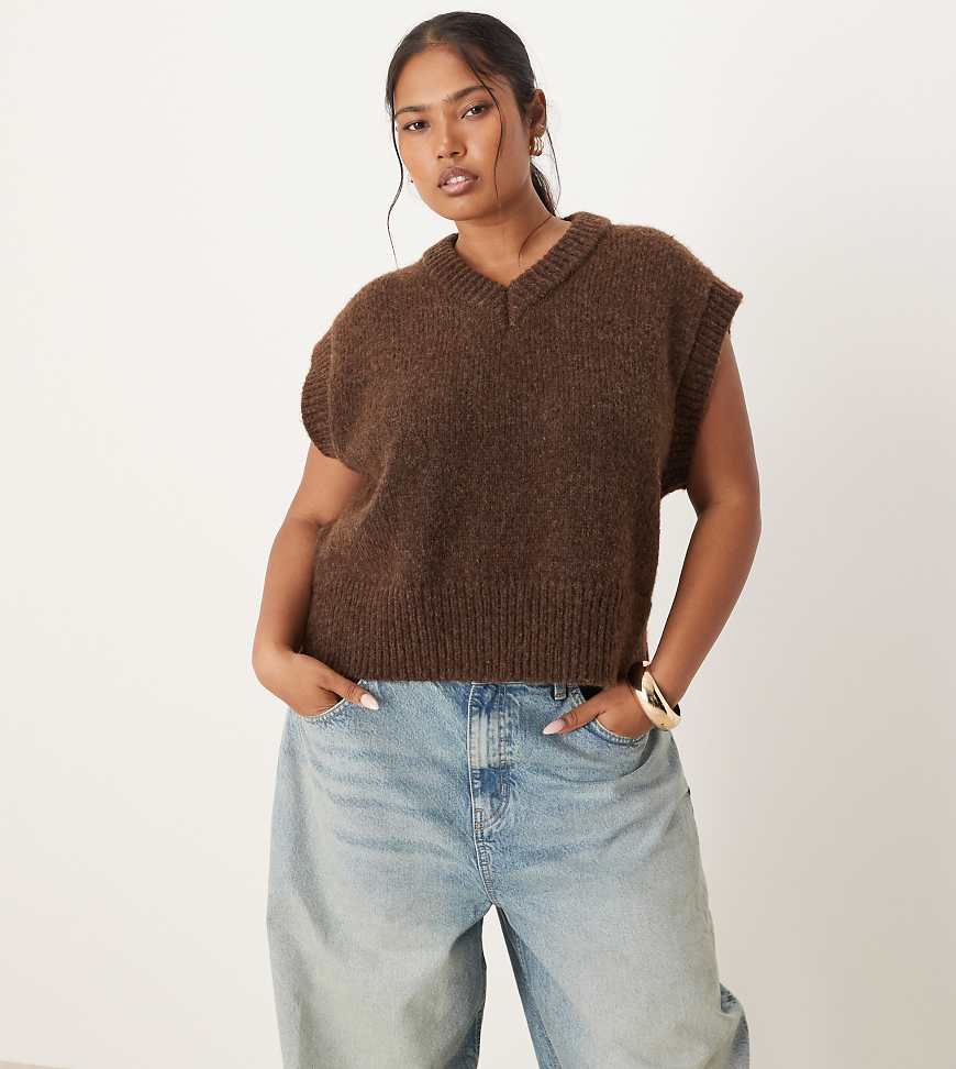 ASOS DESIGN Curve - Kastiger, flauschiger Pullunder in Schokobraun mit V-Ausschnitt-Brown von ASOS Curve