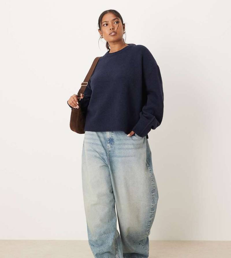 ASOS DESIGN Curve - Kastiger Pullover in Marineblau mit Rundhalsausschnitt und Seitenschlitz von ASOS Curve