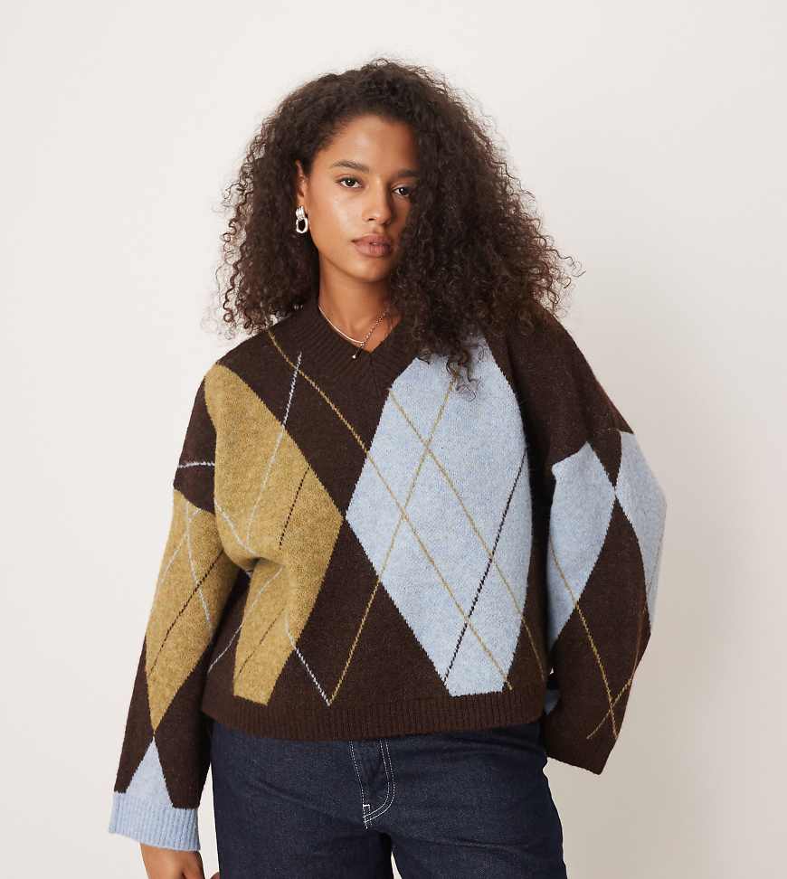 ASOS DESIGN Curve - Kastiger Pullover in Schokobraun mit Rautenmuster und V-Ausschnitt-Brown von ASOS Curve