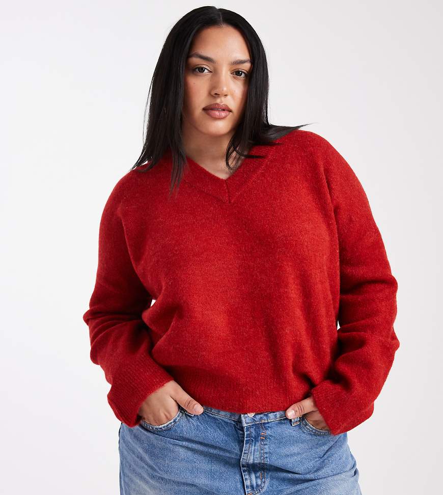 ASOS DESIGN Curve - Kastiger Strickpullover in Rot mit V-Ausschnitt ASOS DESIGN Curve - Kastiger Strickpullover in Rot mit V-Ausschnitt von ASOS Curve
