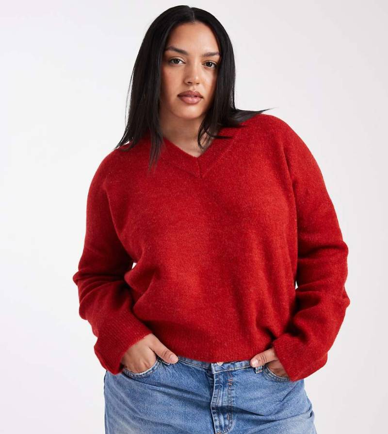ASOS DESIGN Curve - Kastiger Strickpullover in Rot mit V-Ausschnitt von ASOS Curve