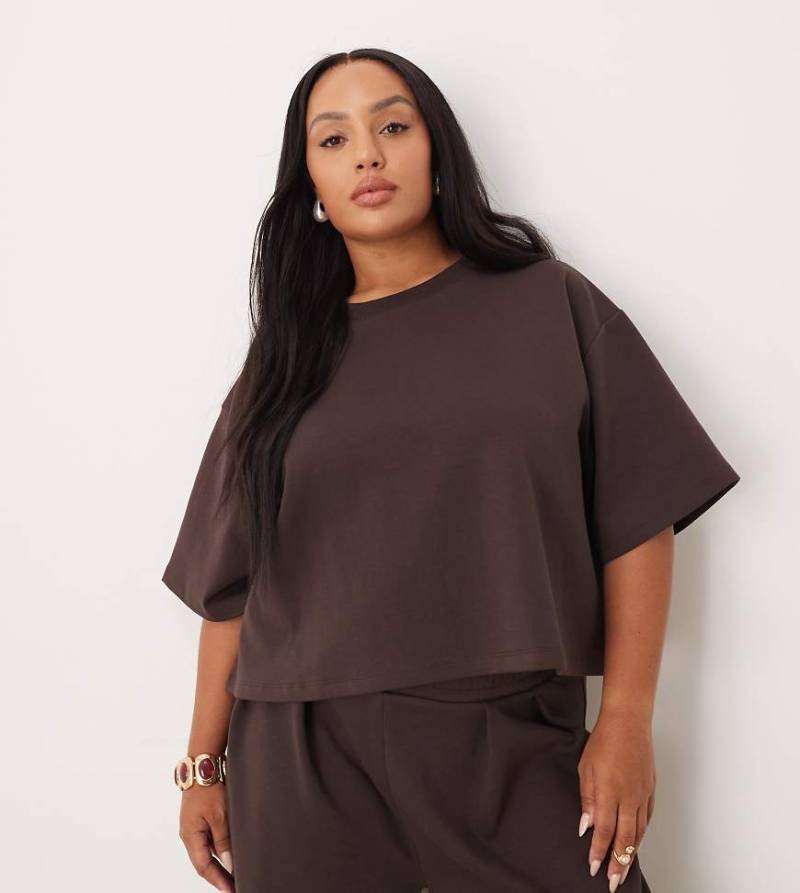 ASOS DESIGN Curve - Kastiges Cropped T-Shirt aus Interlock-Stoff in Schokoladenbraun, Kombiteil-Brown von ASOS Curve