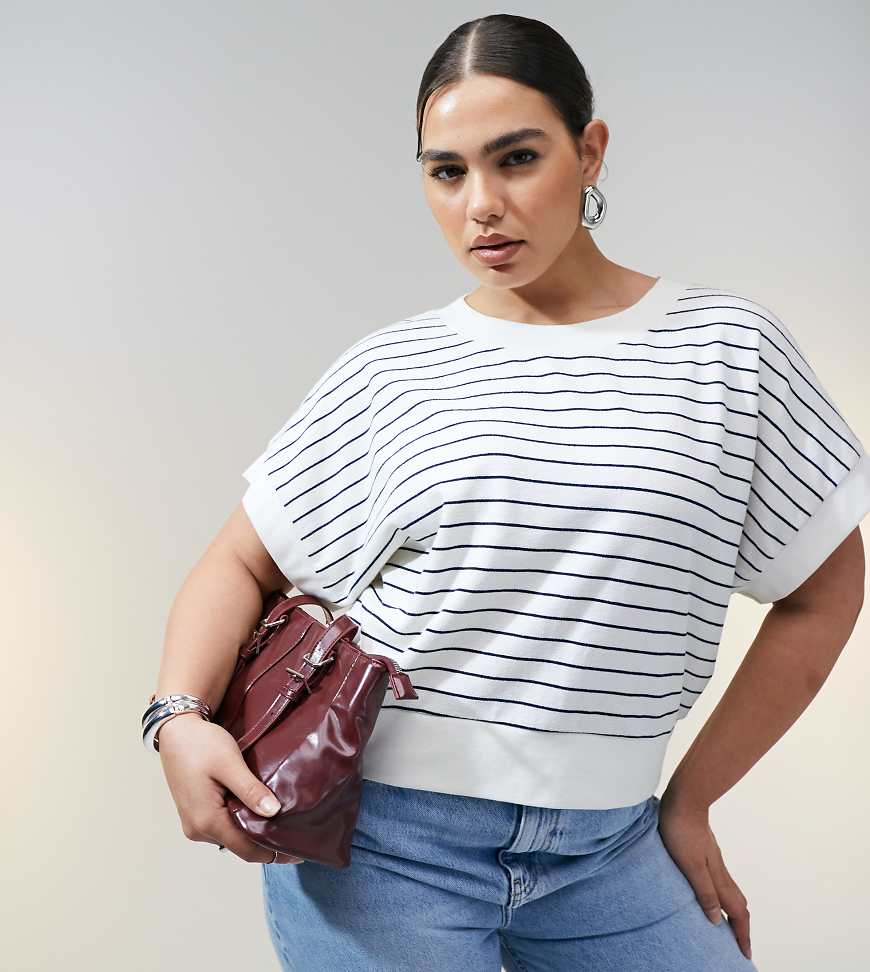 ASOS DESIGN Curve - Kastiges T-Shirt mit strukturiertem Streifenmuster-Weiß ASOS DESIGN Curve - Kastiges T-Shirt mit strukturiertem Streifenmuster-Weiß von ASOS Curve