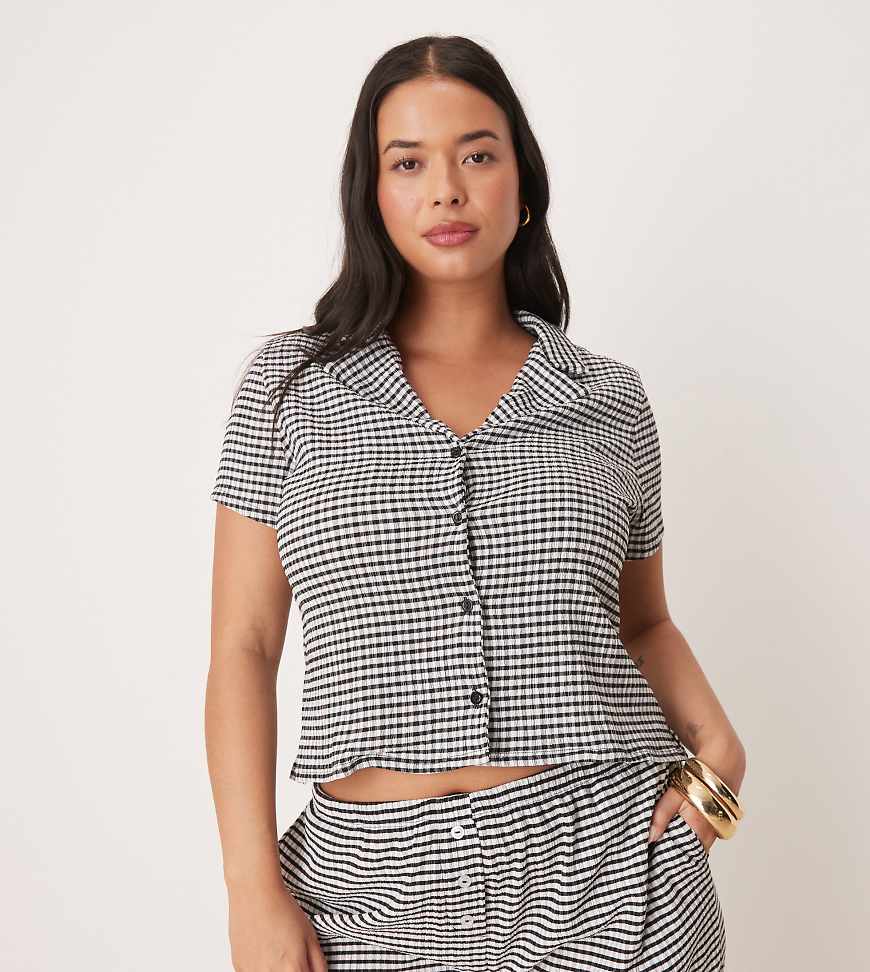 ASOS DESIGN Curve - Knapp geschnittene Hemdbluse in Schwarz-Weiß mit Vichy-Karo und Reverskragen, Kombiteil-Bunt ASOS DESIGN Curve - Knapp geschnittene Hemdbluse in Schwarz-Weiß mit Vichy-Karo und Reverskragen, Kombiteil-Bunt von ASOS Curve