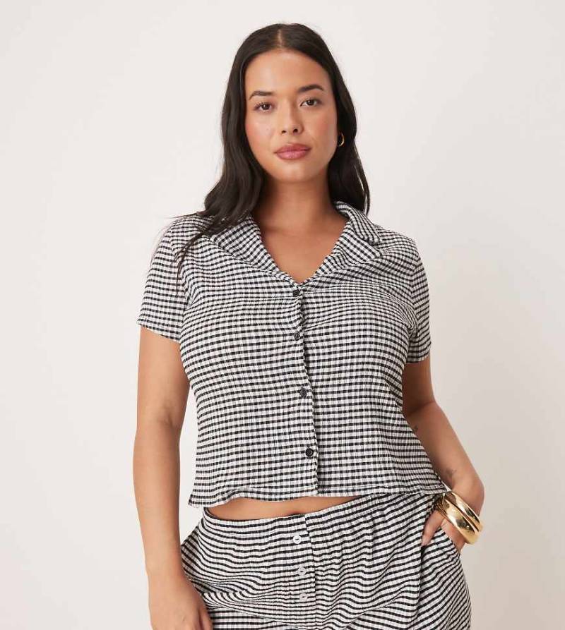 ASOS DESIGN Curve - Knapp geschnittene Hemdbluse in Schwarz-Weiß mit Vichy-Karo und Reverskragen, Kombiteil-Bunt von ASOS Curve