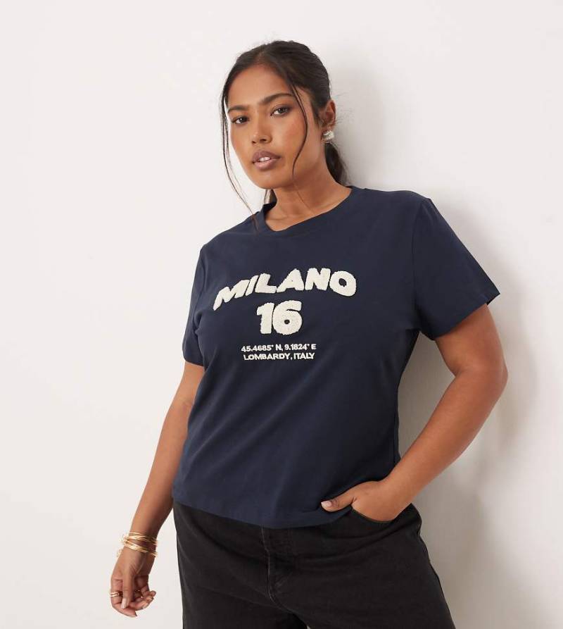 ASOS DESIGN Curve - Knapp geschnittenes T-Shirt in Marineblau mit „Milano"-Grafikmotiv aus Chenille von ASOS Curve