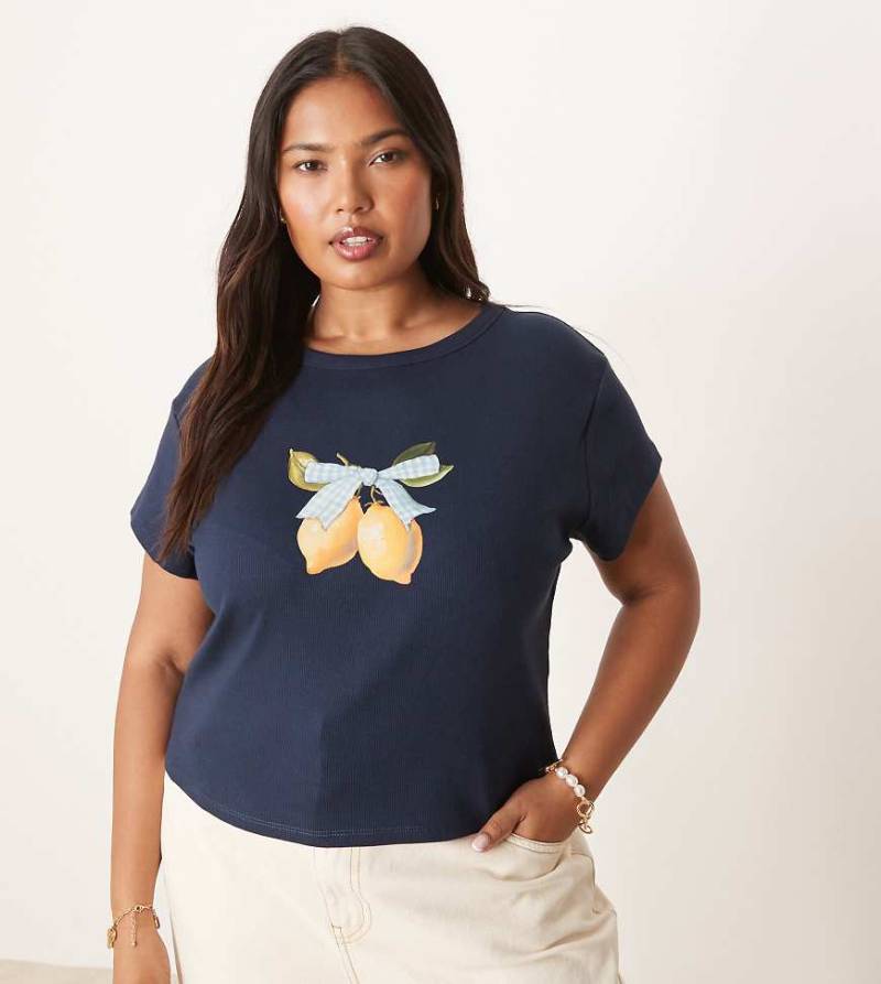 ASOS DESIGN Curve - Knapp geschnittenes T-Shirt in Marineblau mit Vichykaro-Zitronen-Grafik von ASOS Curve