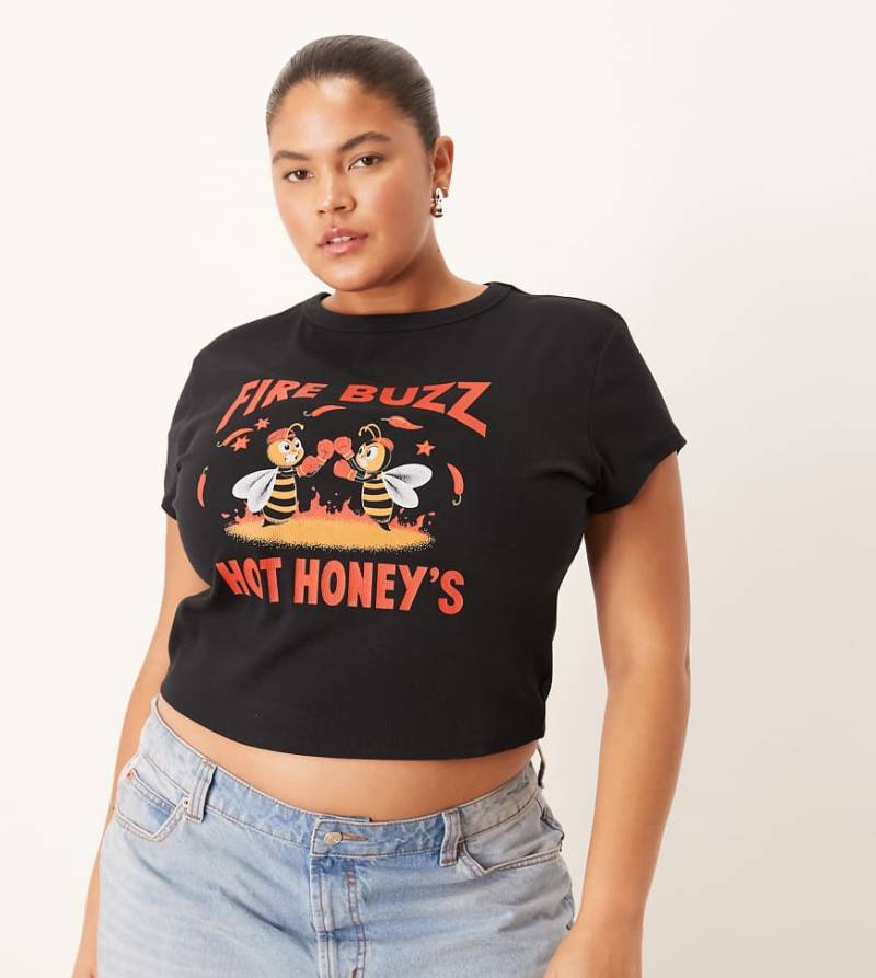 ASOS DESIGN Curve - Knapp geschnittenes T-Shirt in Schwarz mit Bienen-Print von ASOS Curve