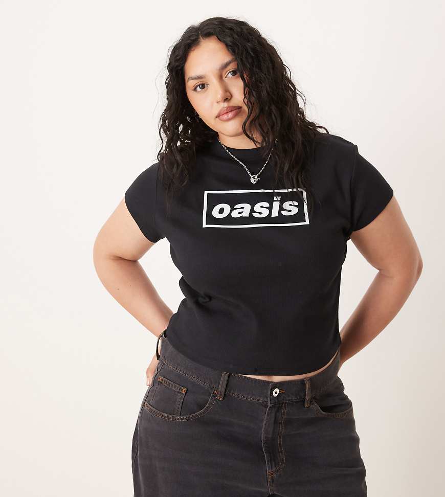 ASOS DESIGN Curve - Knapp geschnittenes T-Shirt in Schwarz mit lizenziertem „Oasis"-Print von ASOS Curve