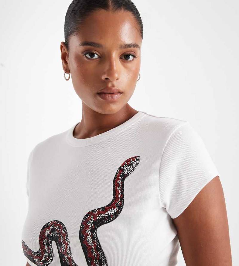 ASOS DESIGN Curve - Knapp geschnittenes T-Shirt in Weiß mit Schlangenmotiv von ASOS Curve