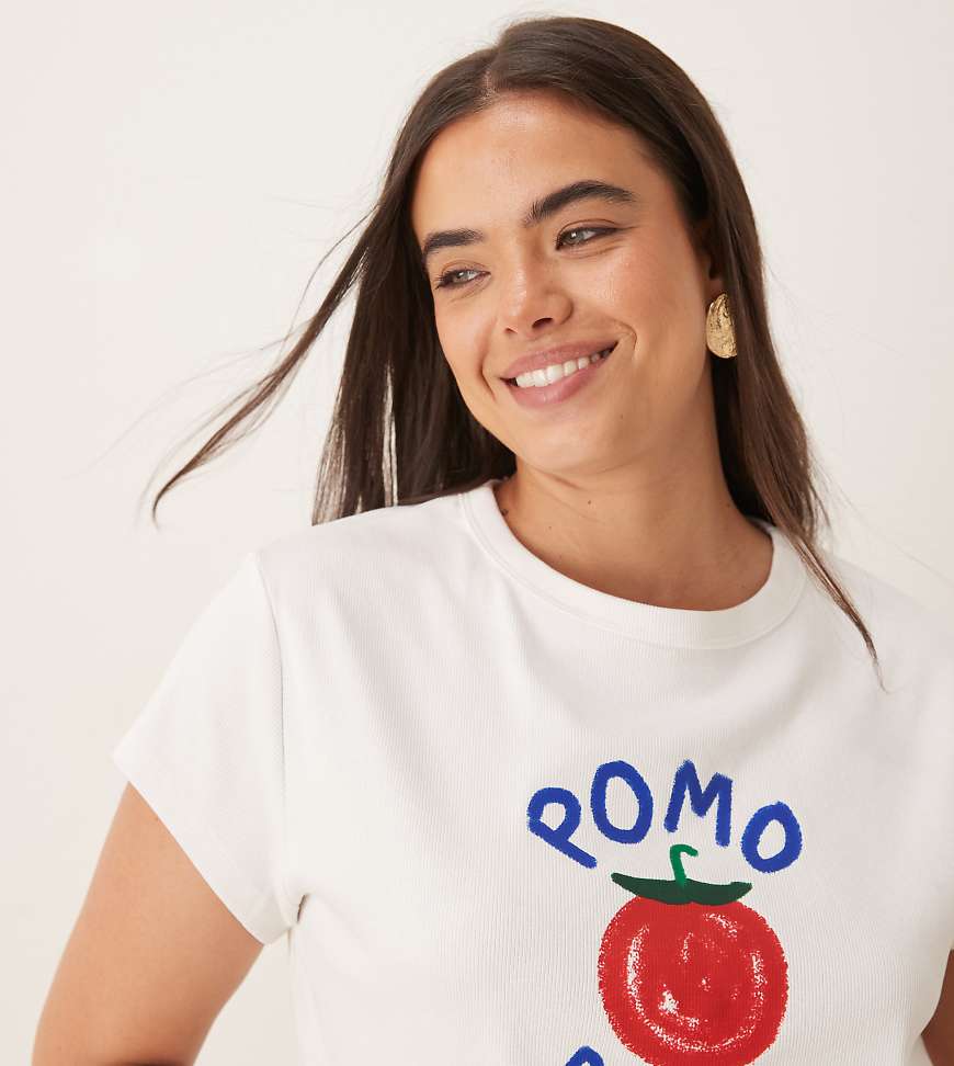 ASOS DESIGN Curve - Knapp geschnittenes T-Shirt in Weiß mit Tomaten-Print ASOS DESIGN Curve - Knapp geschnittenes T-Shirt in Weiß mit Tomaten-Print von ASOS Curve