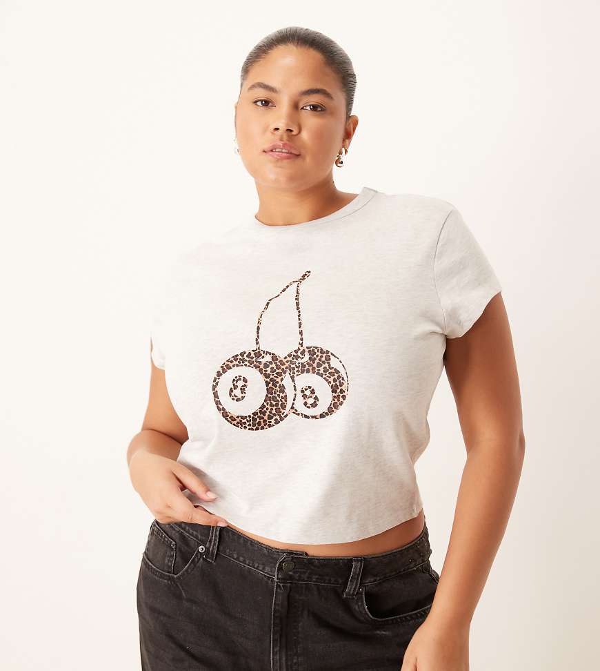 ASOS DESIGN Curve - Knapp geschnittenes T-Shirt in meliertem Eisgrau mit Kirschmotiv mit Leopardenmuster ASOS DESIGN Curve - Knapp geschnittenes T-Shirt in meliertem Eisgrau mit Kirschmotiv mit Leopardenmuster von ASOS Curve