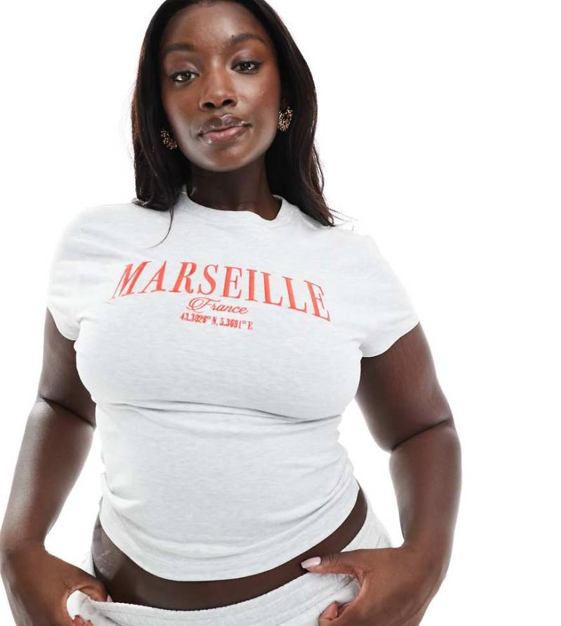 ASOS DESIGN Curve - Knapp geschnittenes T-Shirt in meliertem Eisgrau mit besticktem „Marseille"-Print von ASOS Curve