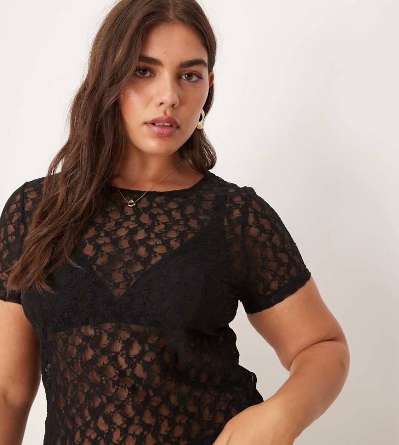 ASOS DESIGN Curve - Knapp geschnittenes kurzärmliges T-Shirt aus Spitze in Schwarz von ASOS Curve