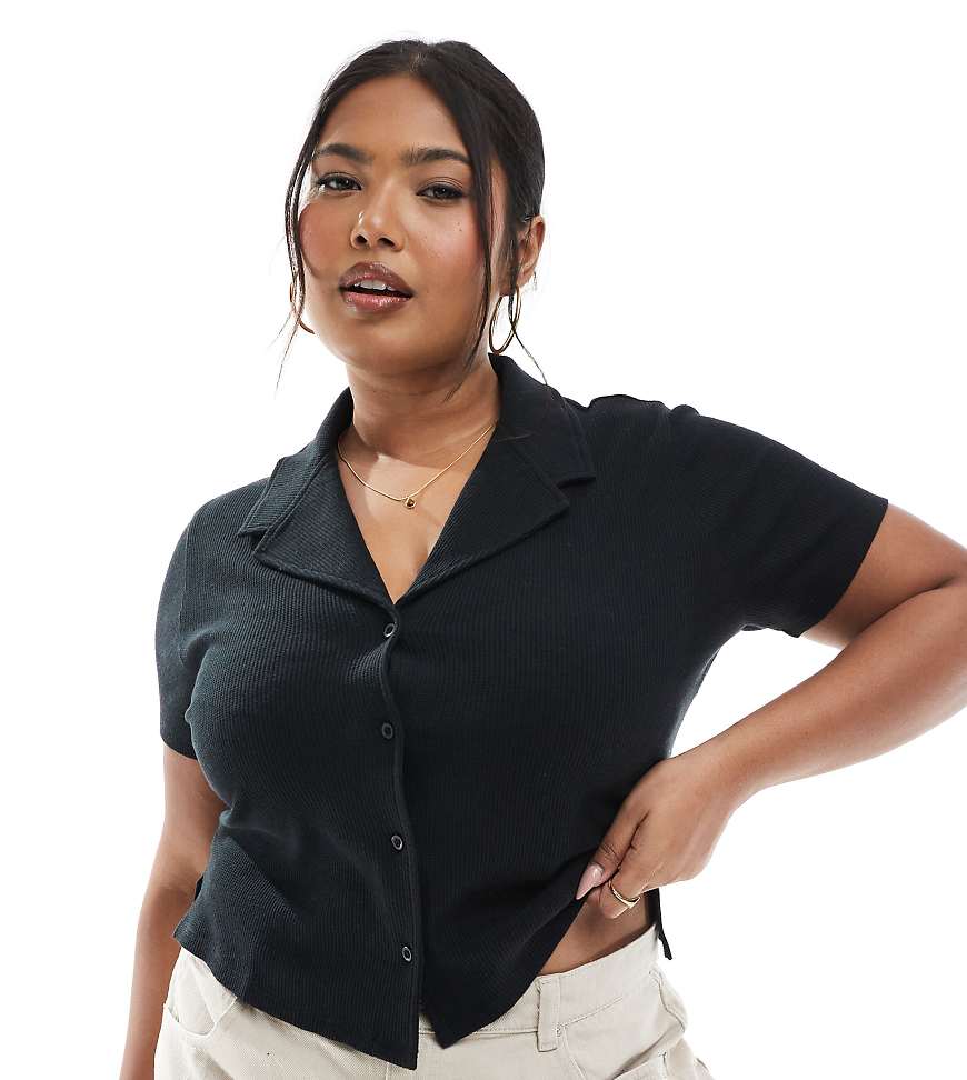 ASOS DESIGN Curve - Knapp sitzendes Hemd in Schwarz mit Reverskragen und Waffelstruktur von ASOS Curve