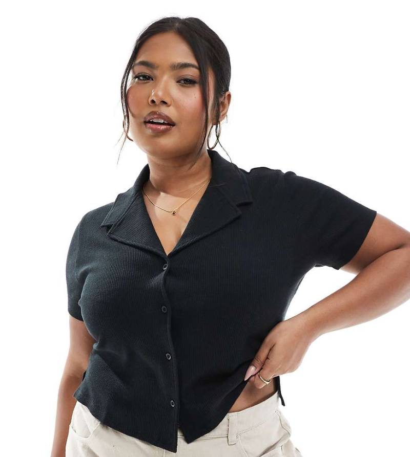 ASOS DESIGN Curve - Knapp sitzendes Hemd in Schwarz mit Reverskragen und Waffelstruktur von ASOS Curve