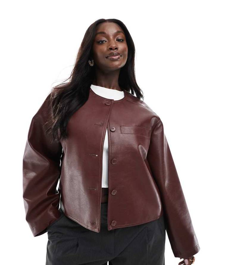 ASOS DESIGN Curve - Kragenlose Jacke aus Kunstleder in Malbec-Rot von ASOS Curve